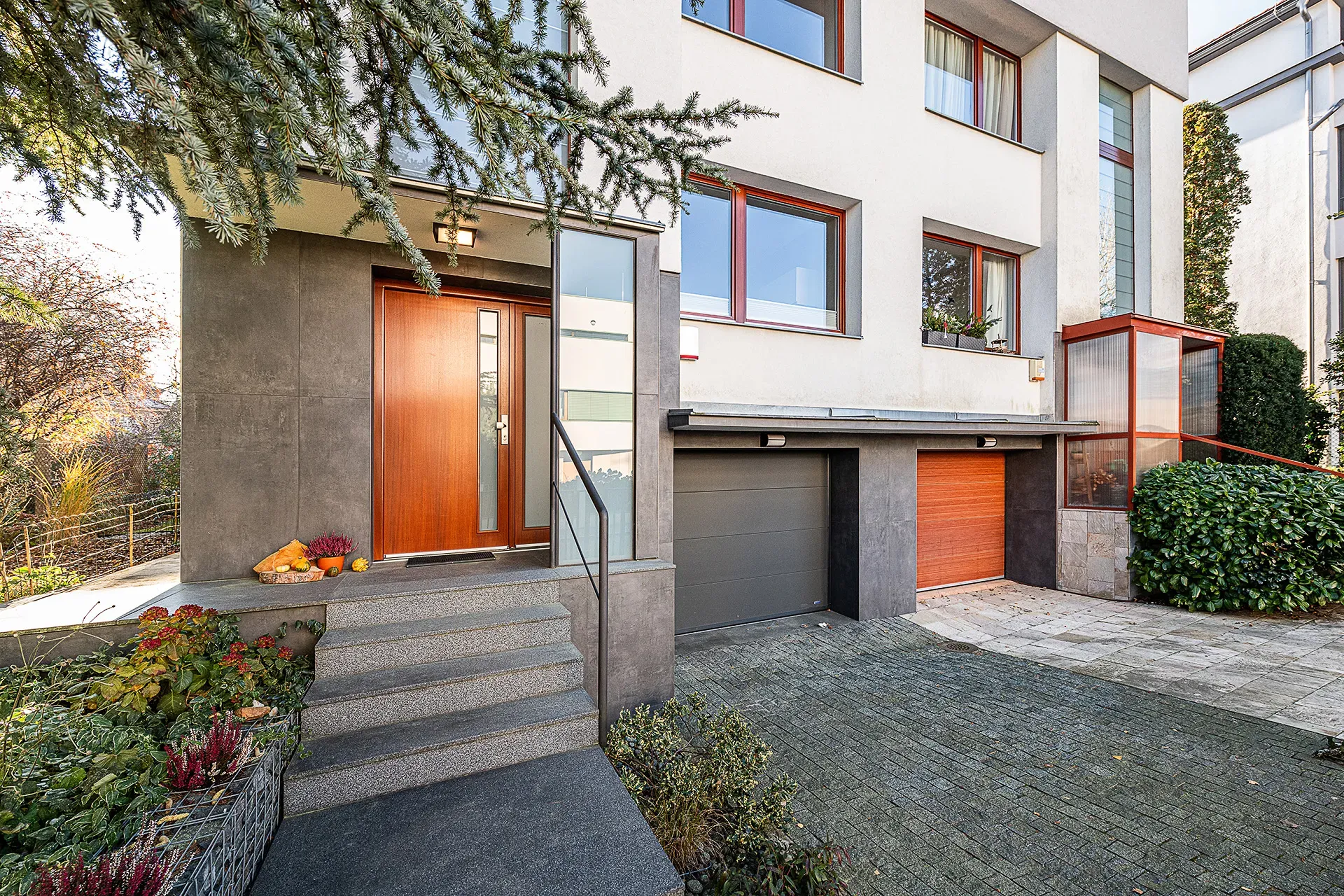 Rodinný dům 4+1+kk na prodej v Praze 6 Střešovice - pohled z ulice na exteriér domu s garáží